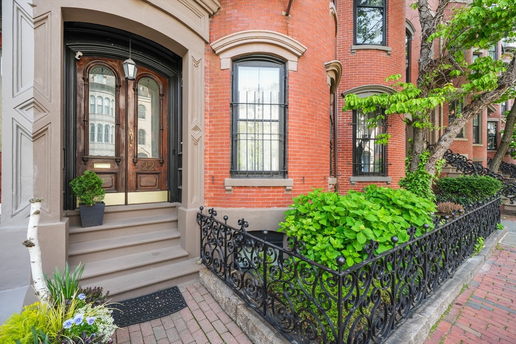 22 Rutland Square, Unit 2 Boston, MA 02118 - Photo 41 of 42 a front view of a house with a garden