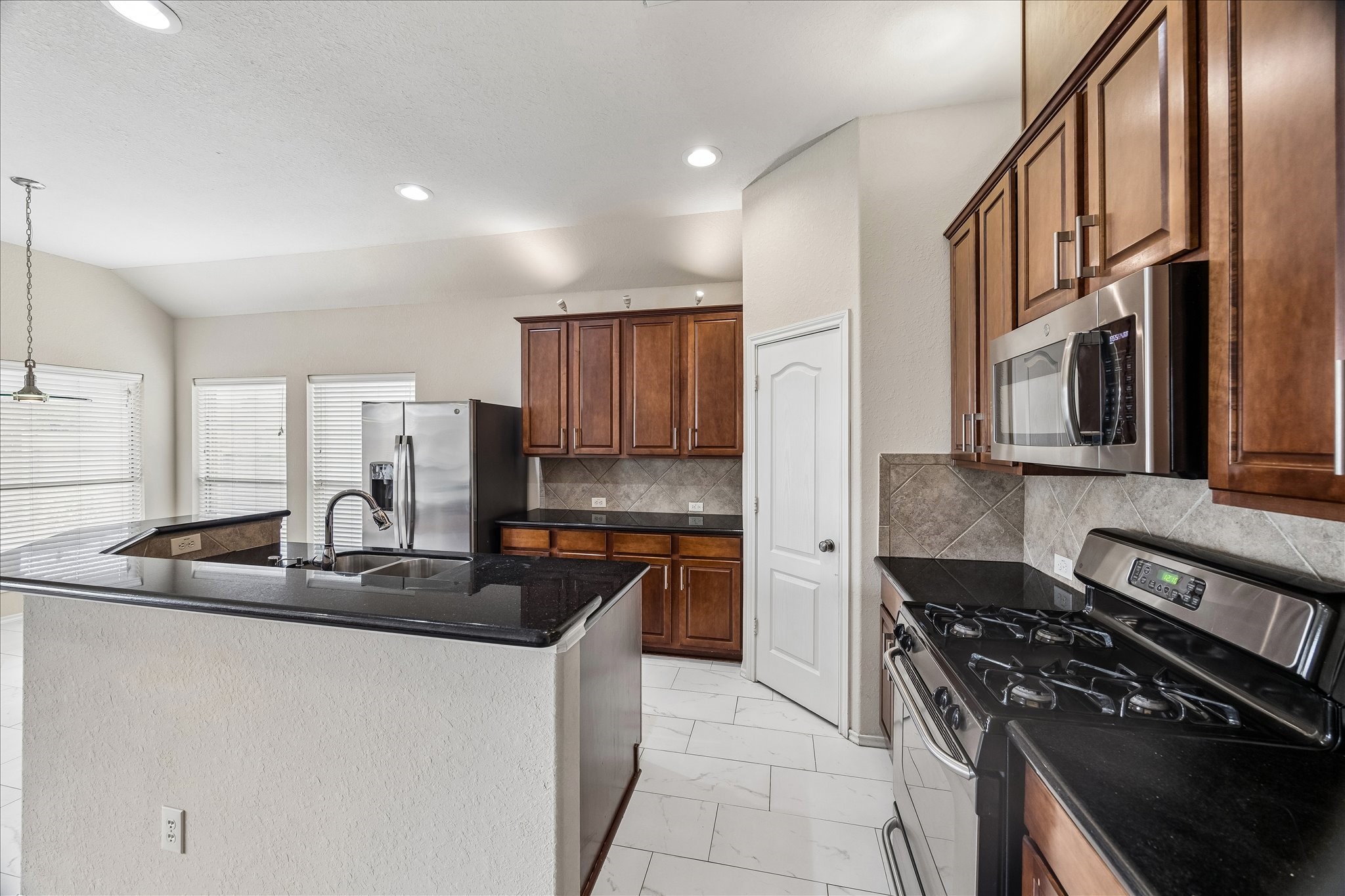 8107 Whisper Point Drive Houston, TX 77040 - Photo 11 of 38