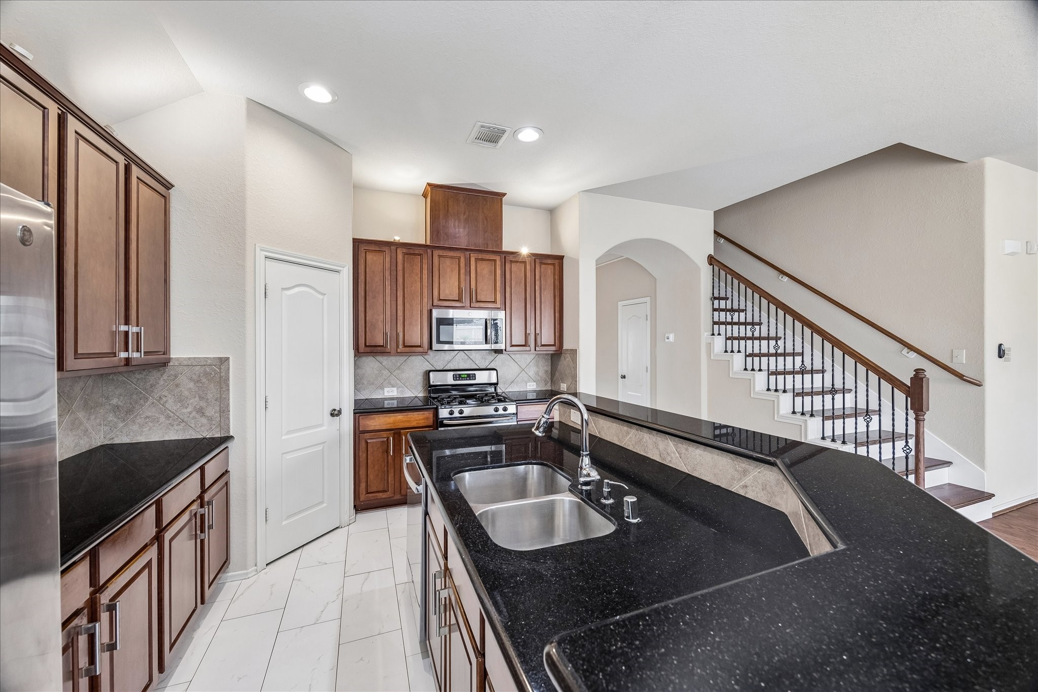 8107 Whisper Point Drive Houston, TX 77040 - Photo 10 of 38