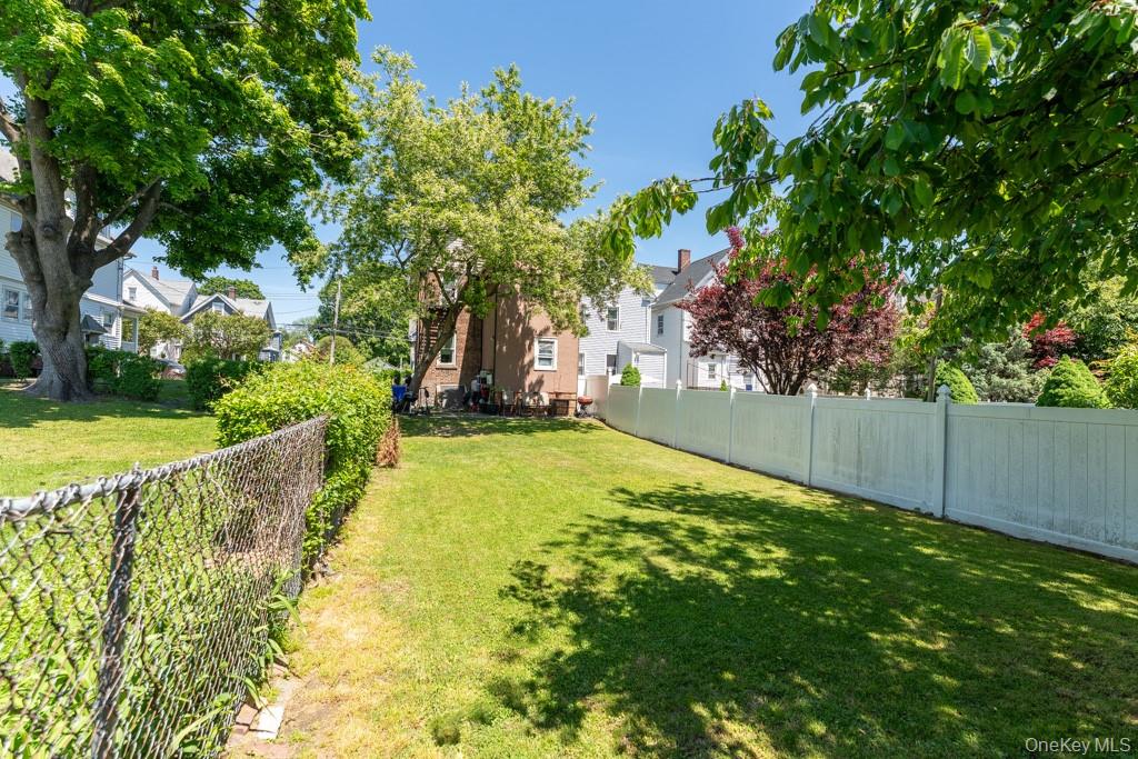 304 Lockwood Avenue New Rochelle, NY 10801 - Photo 4 of 23