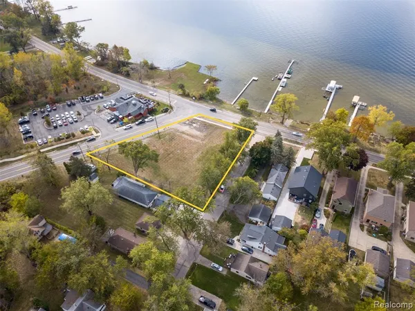 $224,900 | 1035 East Walled Lake Drive, Walled Lake, MI 48390