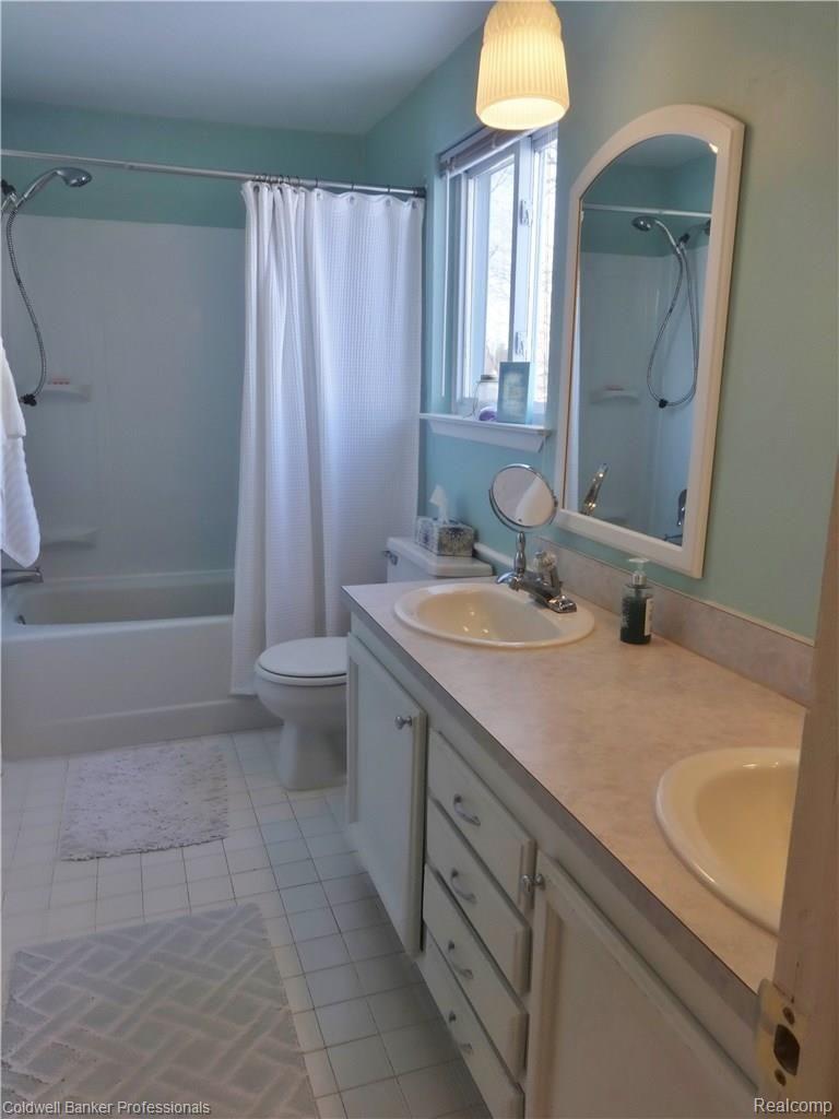 5211 Timber Ridge Trail Clarkston, MI 48346 - Photo 38 of 64 Large, bright bath with double sinks