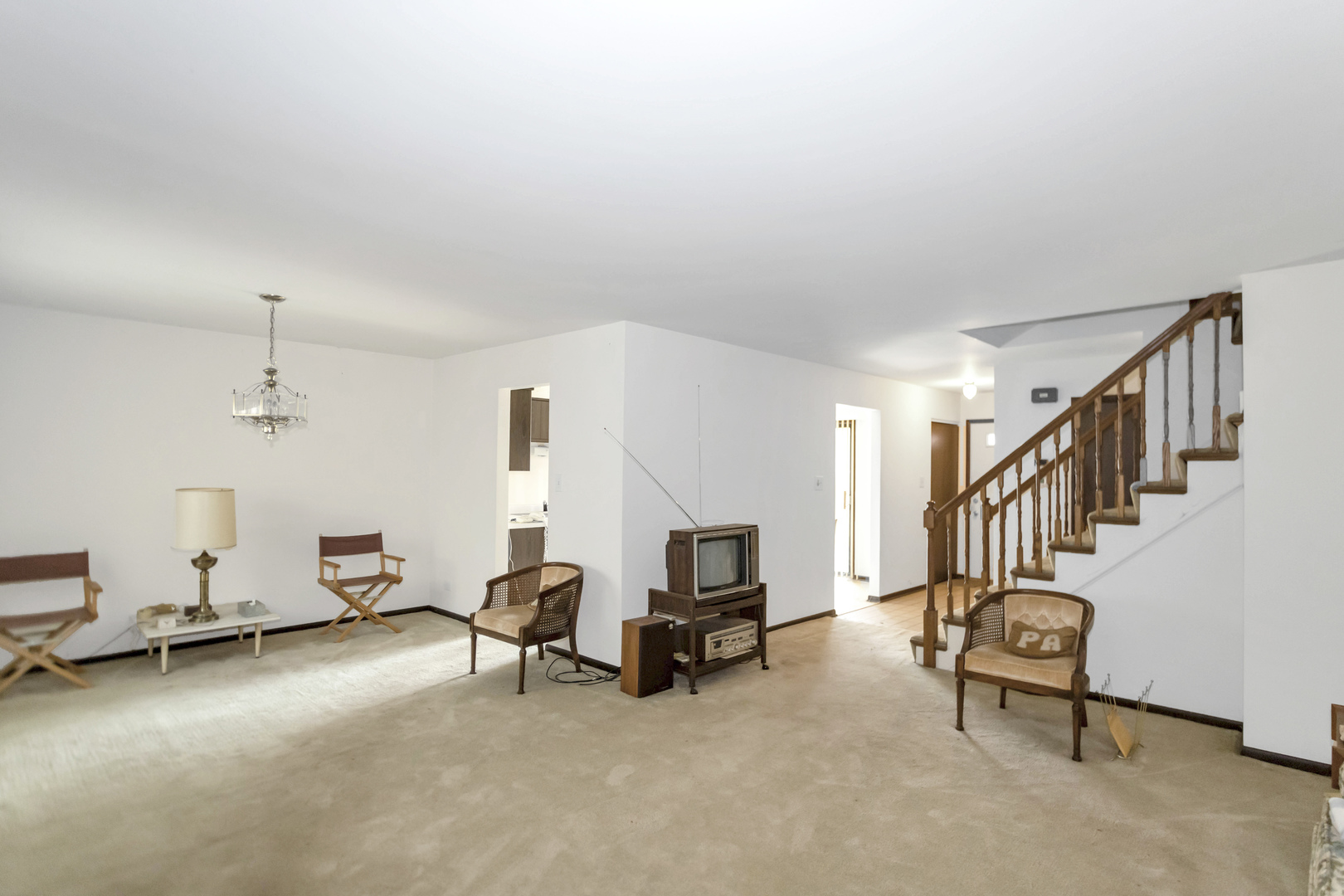 1155 Leicester Court Wheaton, IL 60189 - Photo 9 of 30 a living room with furniture and a lamp