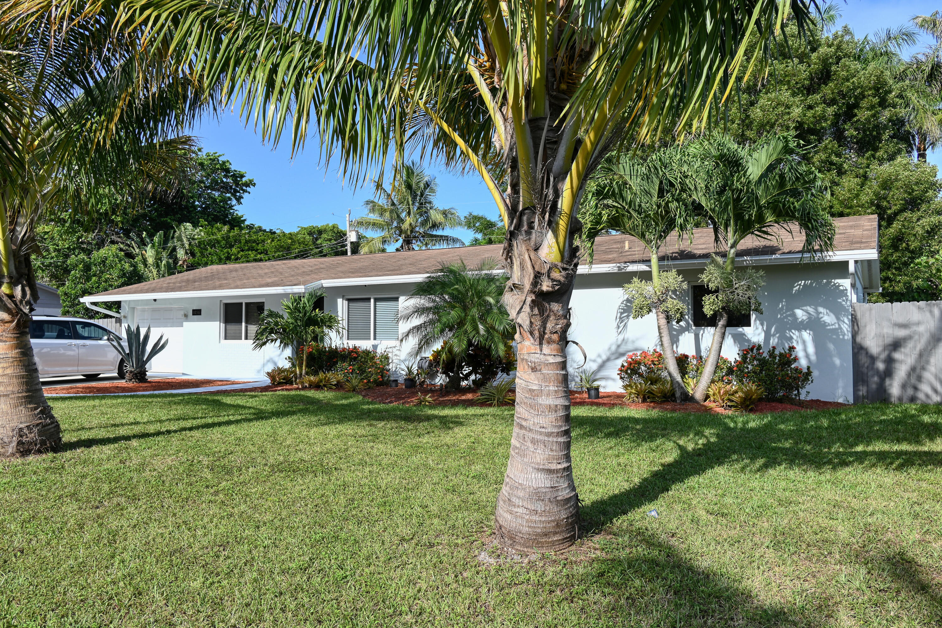 1056 Cheryl Road Haverhill, FL 33417 - Photo 1 of 24 NZ5_4469