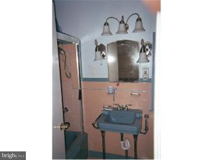 918 Murdoch Road Philadelphia, PA 19150 - Photo 13 of 15 Bathroom