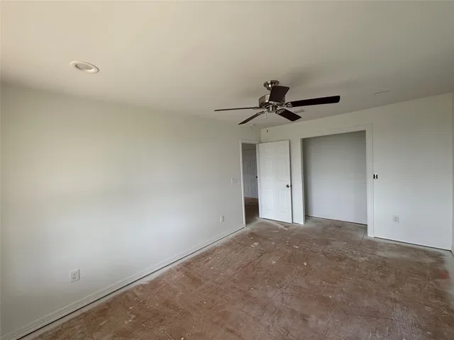 a view of a livingroom with a ceiling fan