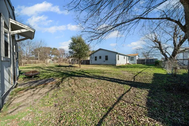 a view of a house with backyard