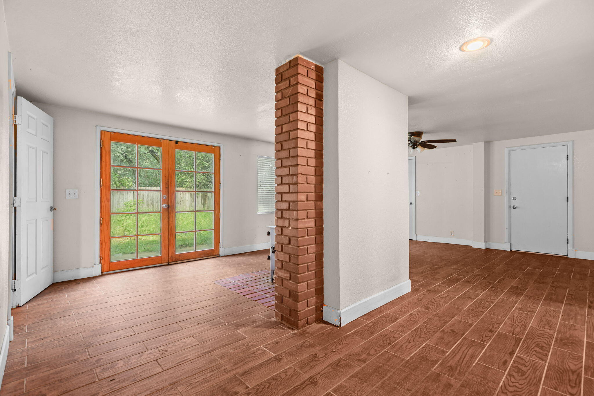 18855 Turnell Road Cottonwood, CA 96022 - Photo 17 of 34 an empty room with wooden floor and windows