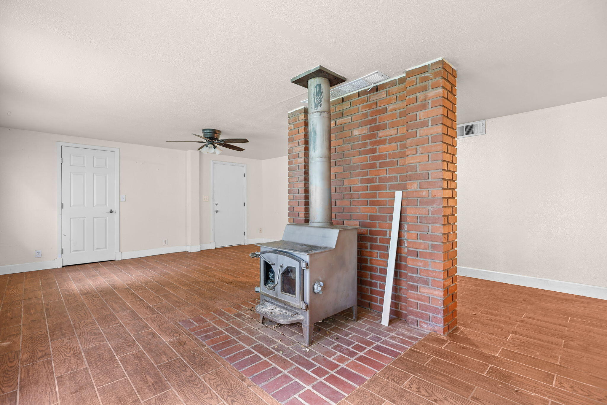 18855 Turnell Road Cottonwood, CA 96022 - Photo 18 of 34 wooden floor with a rug