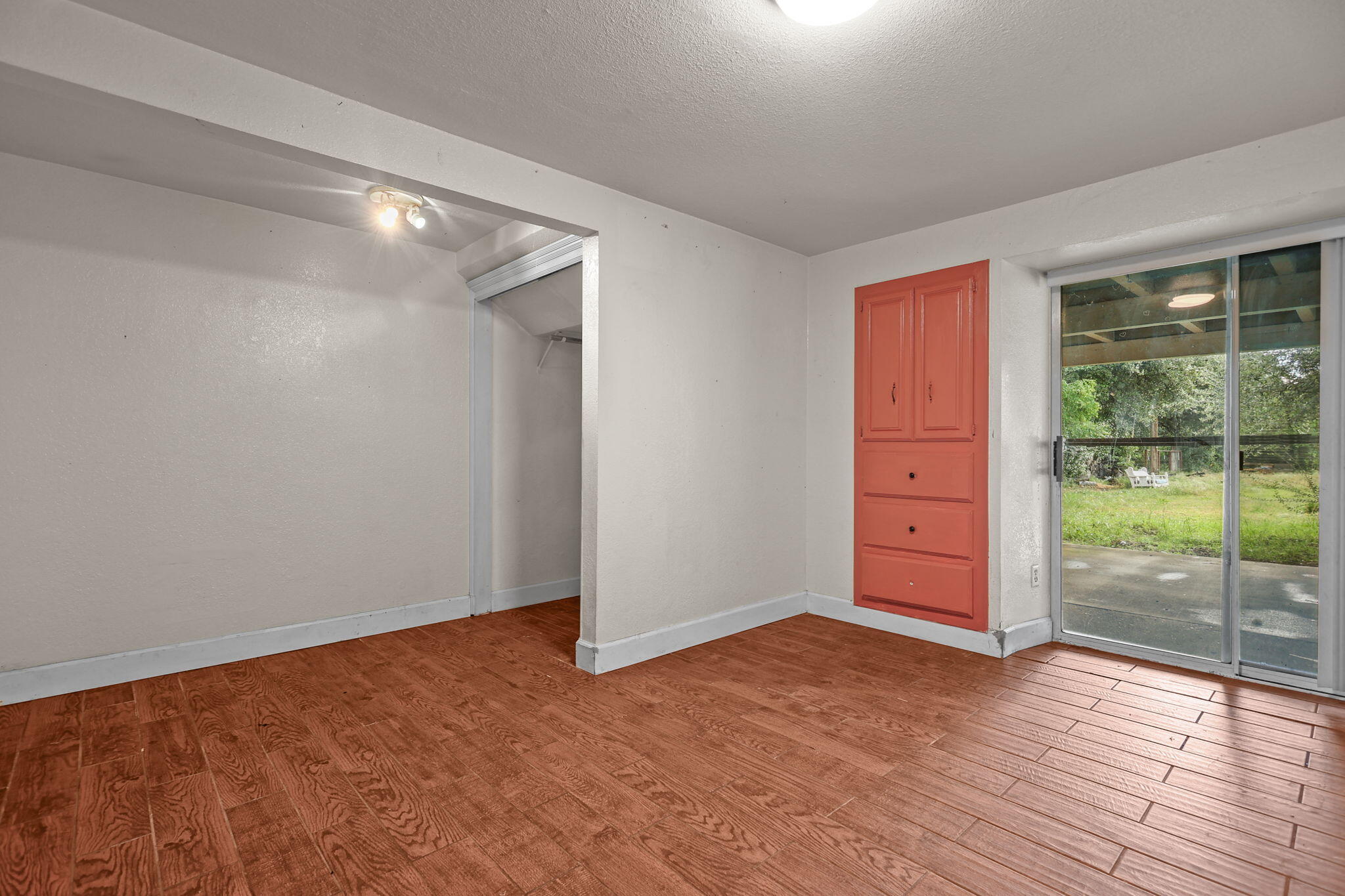 18855 Turnell Road Cottonwood, CA 96022 - Photo 19 of 34 a view of an empty room and window