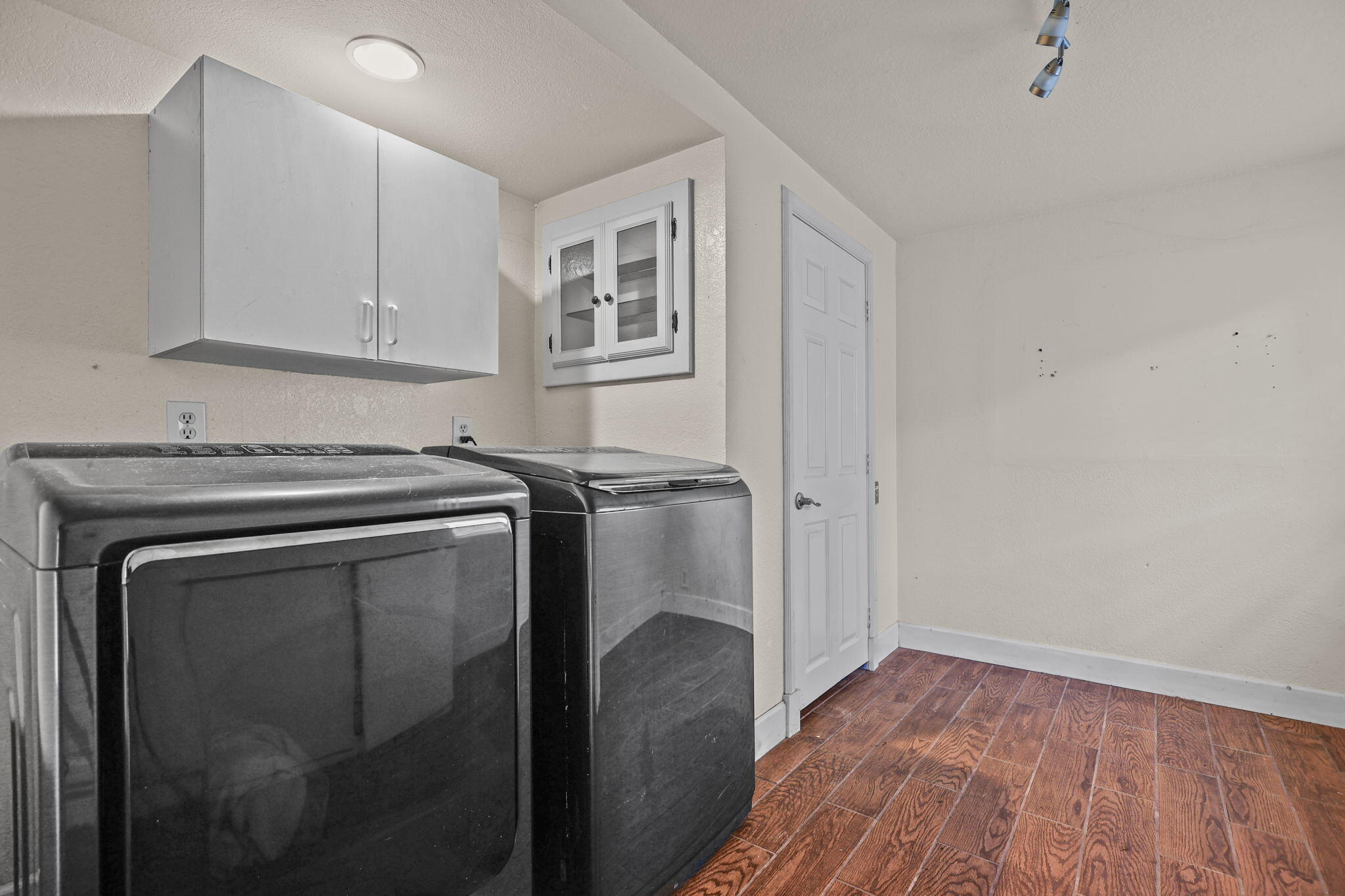 18855 Turnell Road Cottonwood, CA 96022 - Photo 21 of 34 a utility room with wooden floor washer and dryer