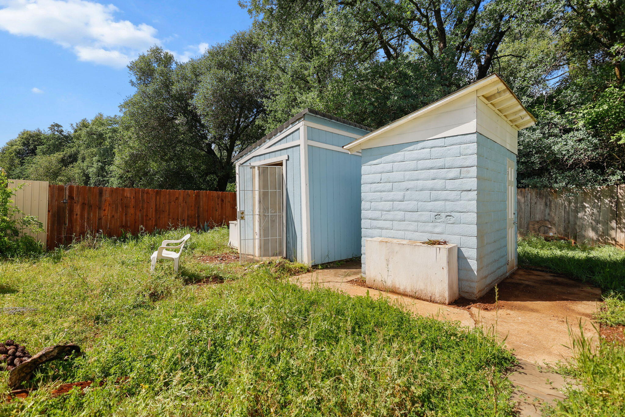 18855 Turnell Road Cottonwood, CA 96022 - Photo 31 of 34 a backyard of a house with lots of green space