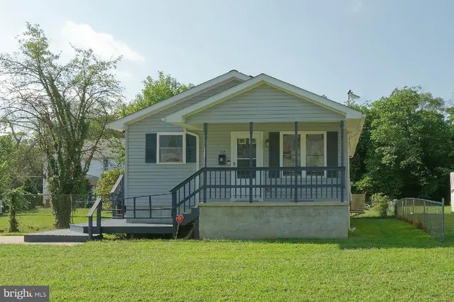 a view of front of a house with a yard