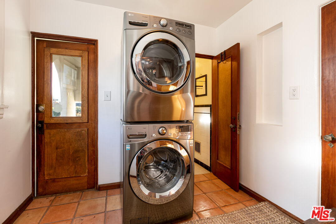 1169 Hi Point Street Los Angeles, CA 90035 - Photo 18 of 27 a view of livingroom with washer and dryer