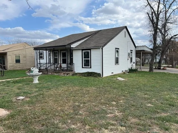 a view of a house with a yard
