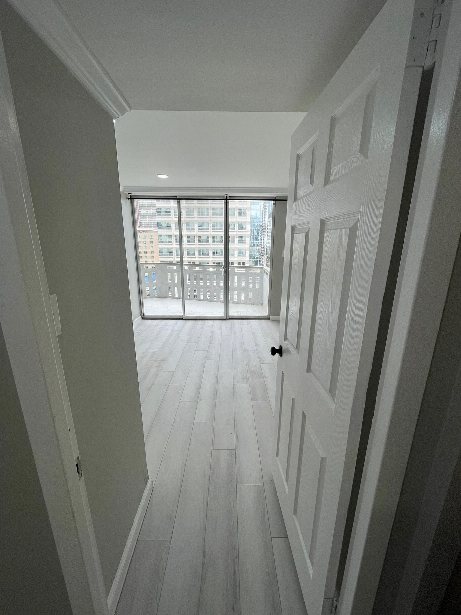 2016 Main Street, Unit 903 Houston, TX 77002 - Photo 6 of 25 Bedroom Entryway