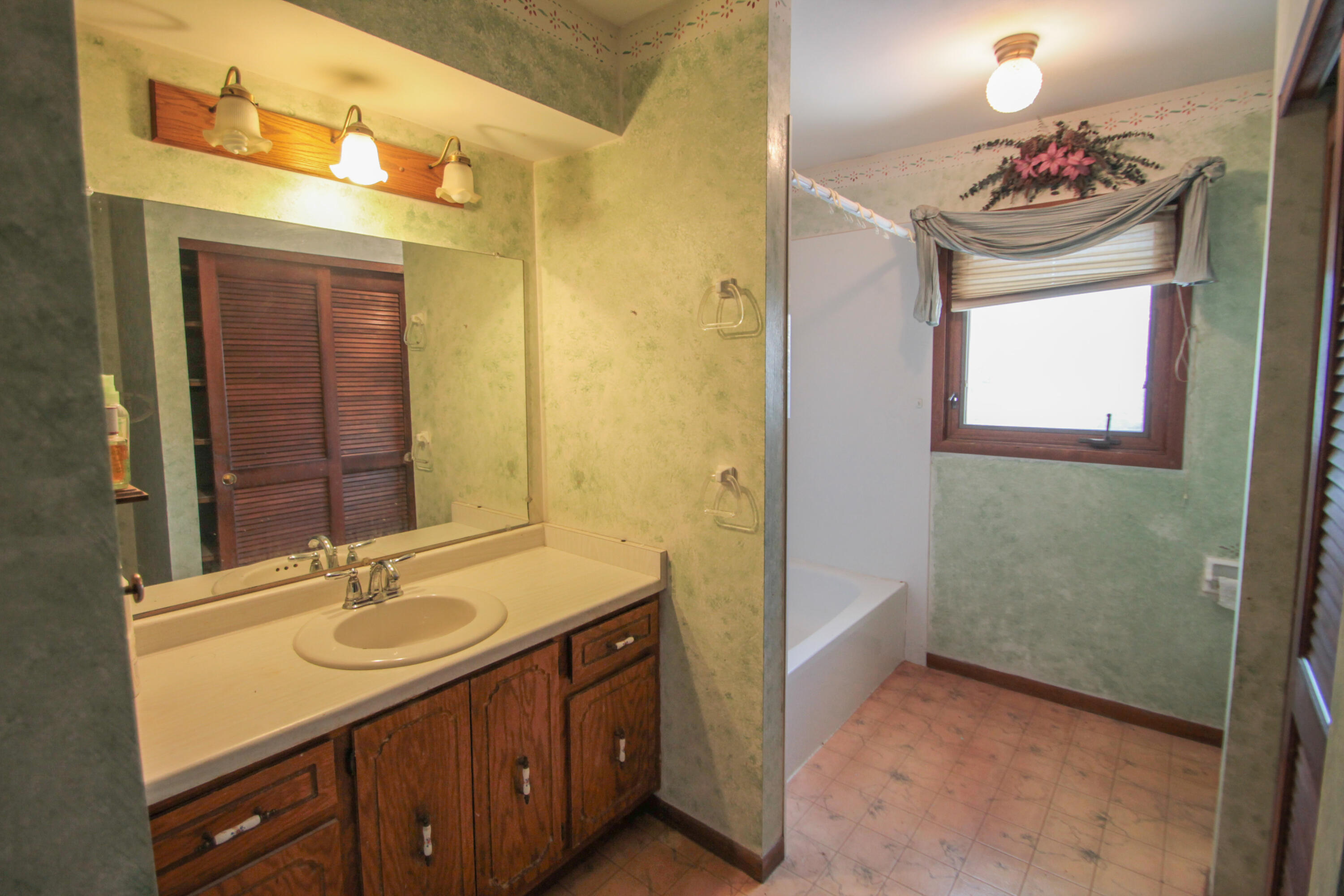 2741 North 56th Street Milwaukee, WI 53210 - Photo 7 of 16 Central BA