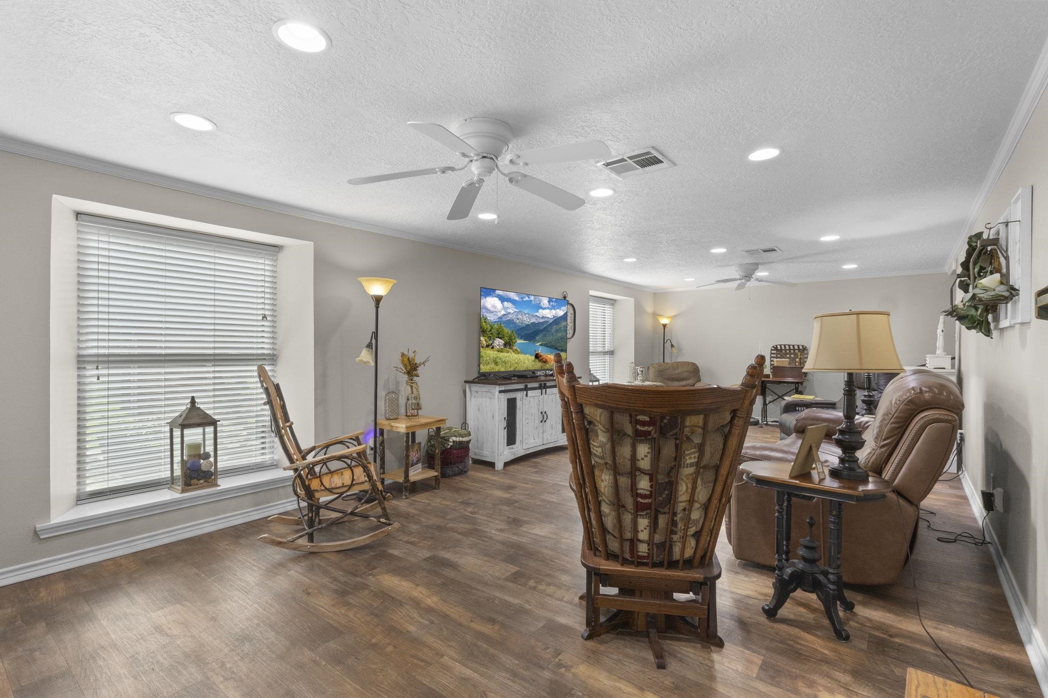 805 Gentry Road Silsbee, TX 77656 - Photo 7 of 34