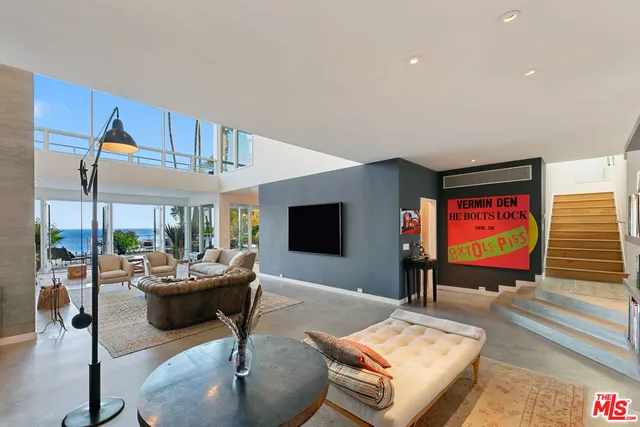 a view of a dinning tables and chairs in patio