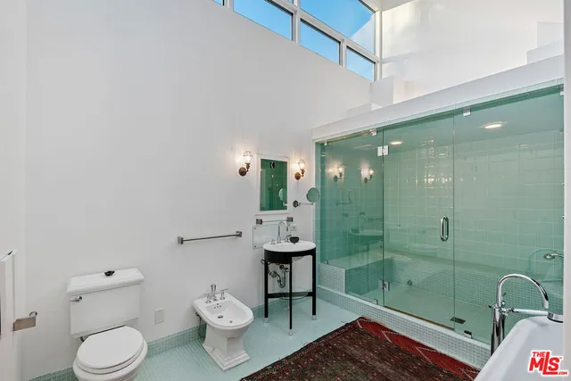 a view of a house with backyard swimming pool and sitting area