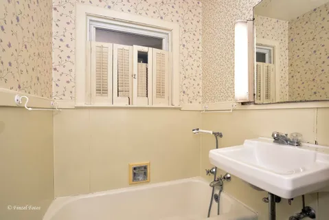 $249,900 | 645 Pleasant Street, Woodstock, IL 60098