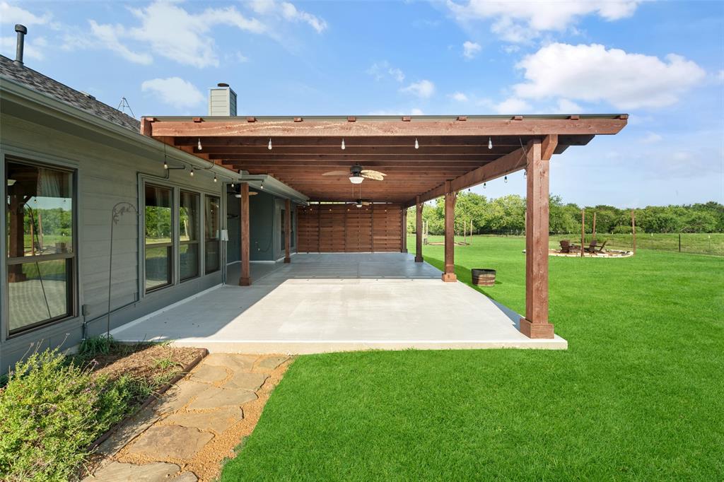 1019 Vaughan Lane Tioga, TX 76271 - Photo 5 of 40