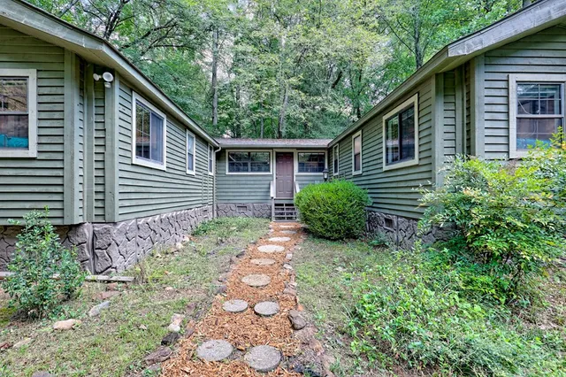 a view of a backyard with pathway