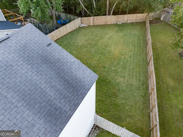 a view of a backyard