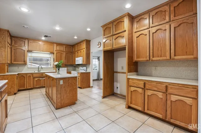 $899,999 | Undisclosed Address, Bakersfield, CA 93307