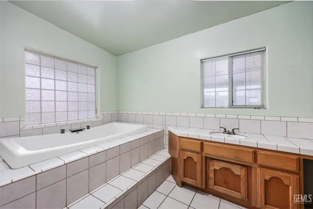 $899,999 | Undisclosed Address, Bakersfield, CA 93307