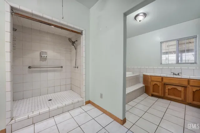 $899,999 | Undisclosed Address, Bakersfield, CA 93307