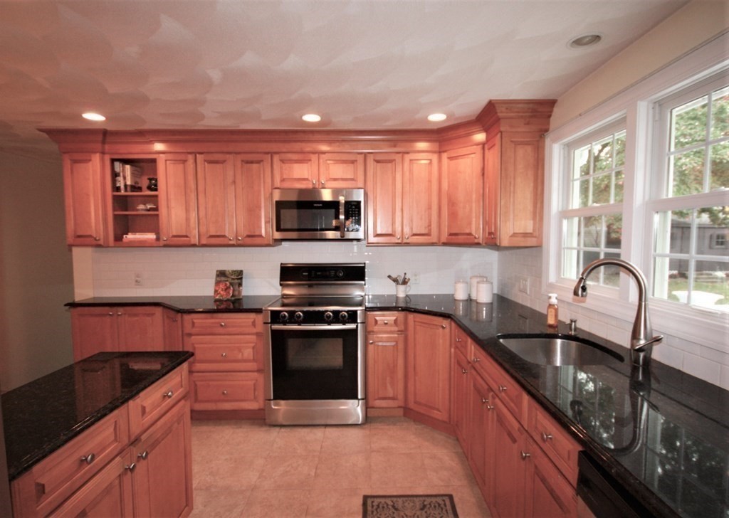 8 Danby Road Stoneham, MA 02180 - Photo 4 of 18 Gallery Image 4