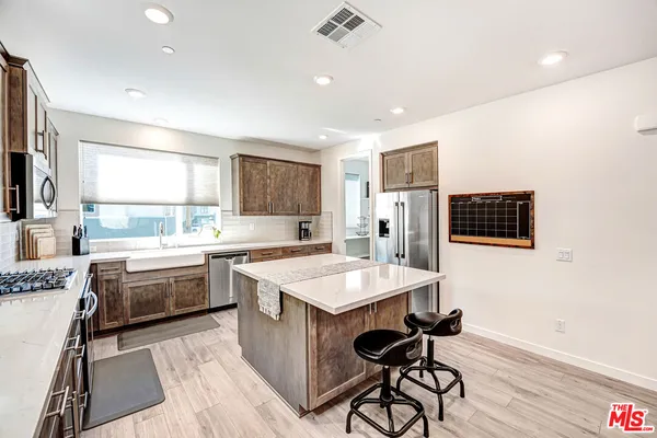 $679,000 | 27566 Manzanita Way, Valencia, CA 91381