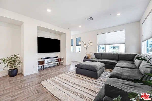 $679,000 | 27566 Manzanita Way, Valencia, CA 91381