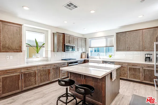 $679,000 | 27566 Manzanita Way, Valencia, CA 91381