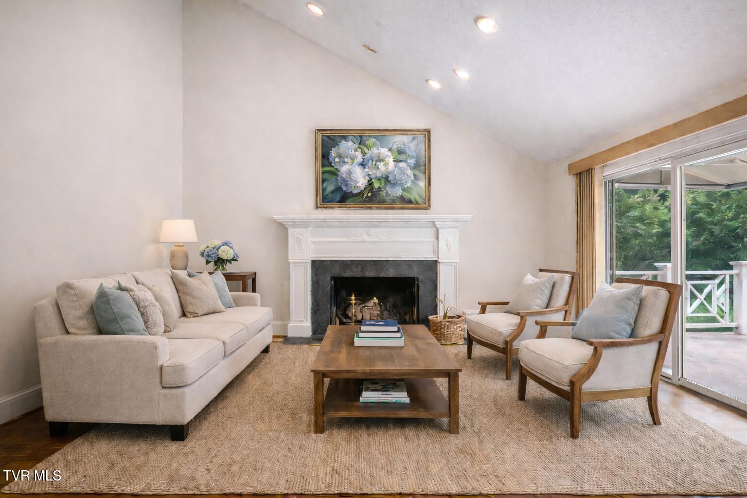 121 Queensgate Bristol, TN 37620 - Photo 35 of 46 Cozy traditional living room with hydran