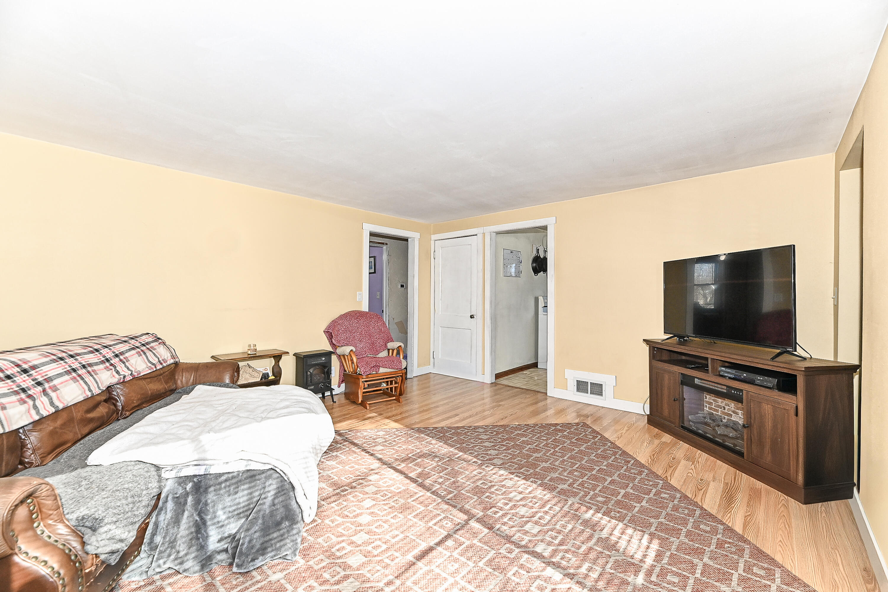 S77W15886 Woods Road Muskego, WI 53150 - Photo 12 of 37 Linving Room