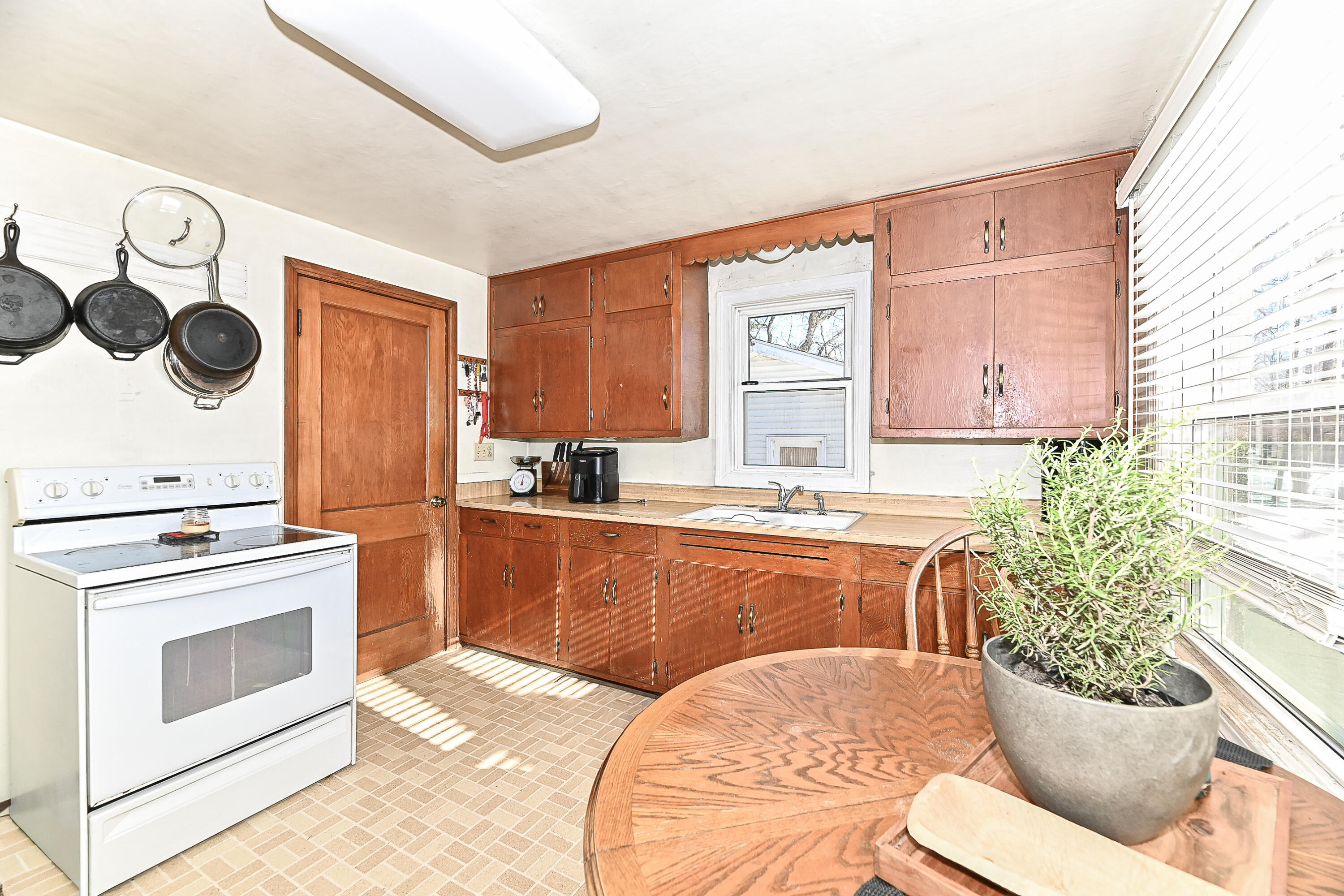 S77W15886 Woods Road Muskego, WI 53150 - Photo 14 of 37 Kitchen