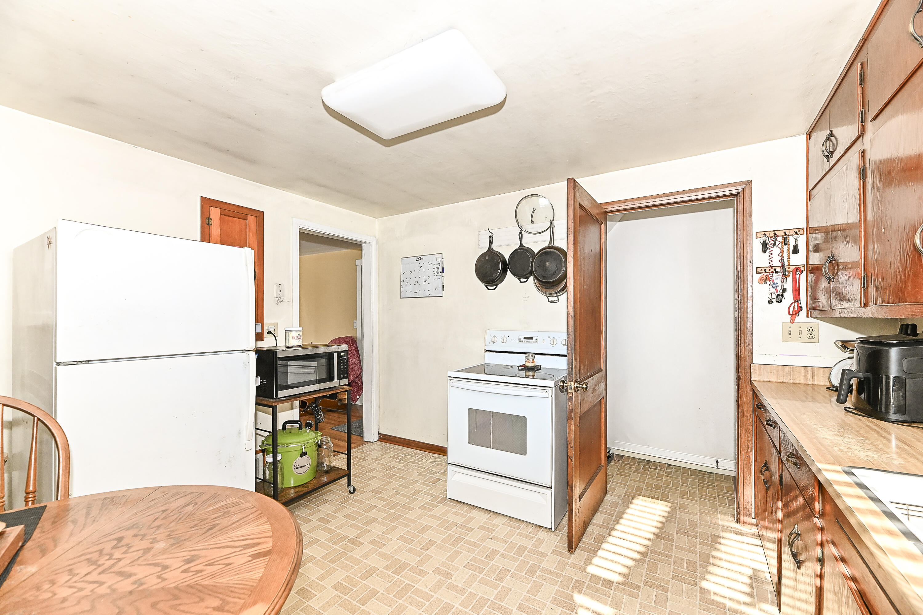 S77W15886 Woods Road Muskego, WI 53150 - Photo 17 of 37 Kitchen