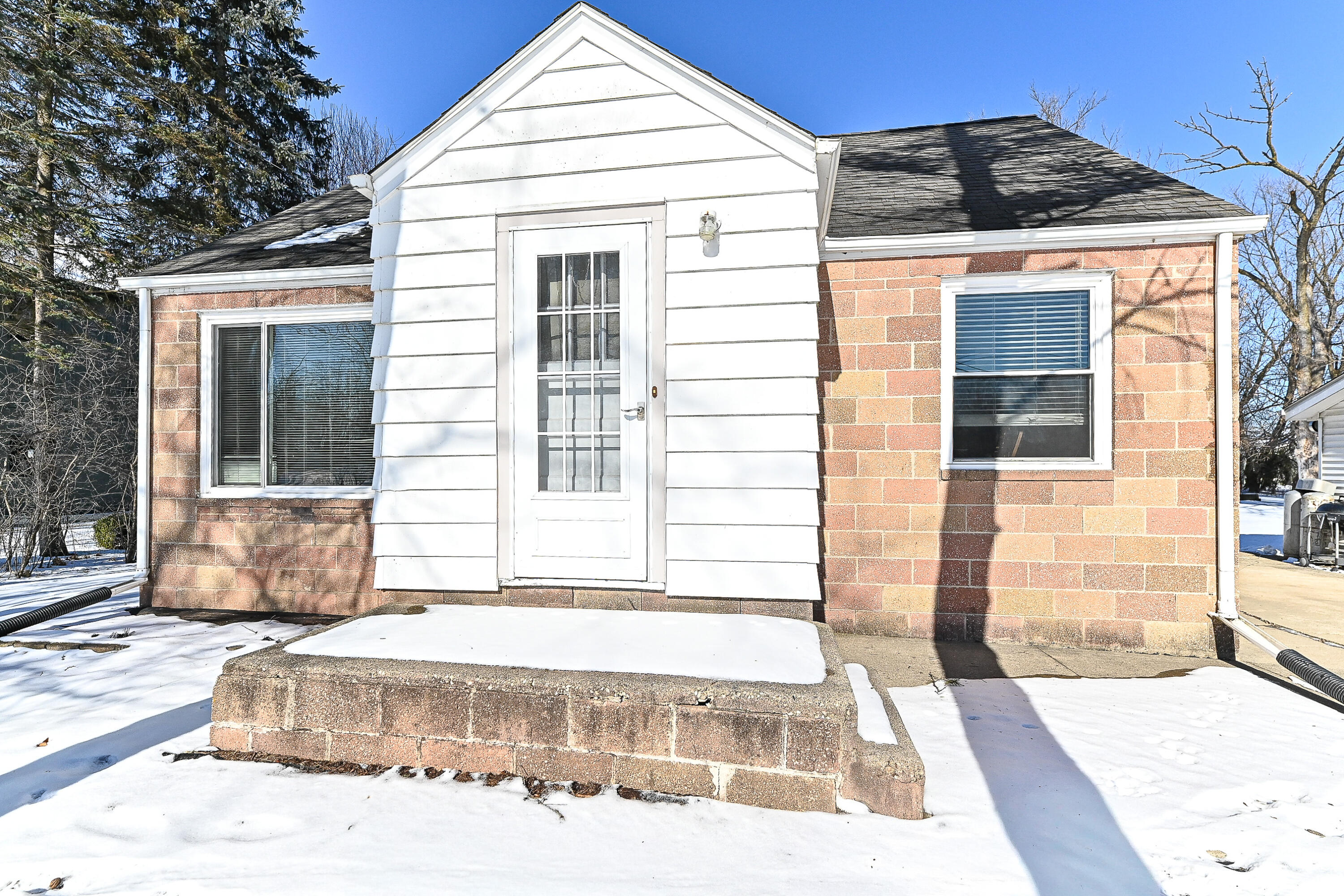 S77W15886 Woods Road Muskego, WI 53150 - Photo 9 of 37 Front Entrance