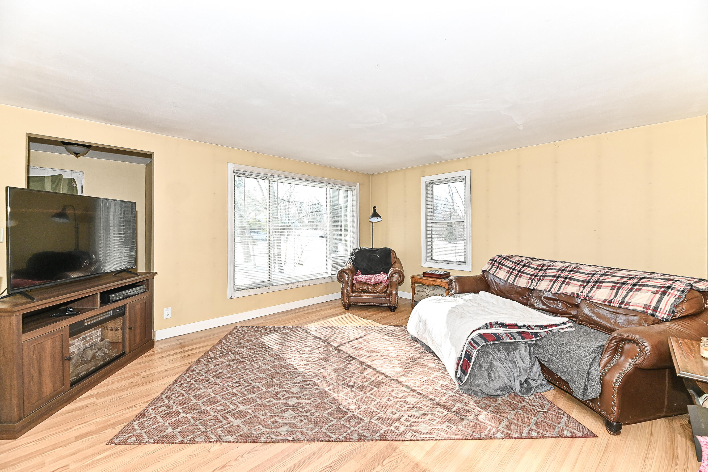 S77W15886 Woods Road Muskego, WI 53150 - Photo 10 of 37 Living Room
