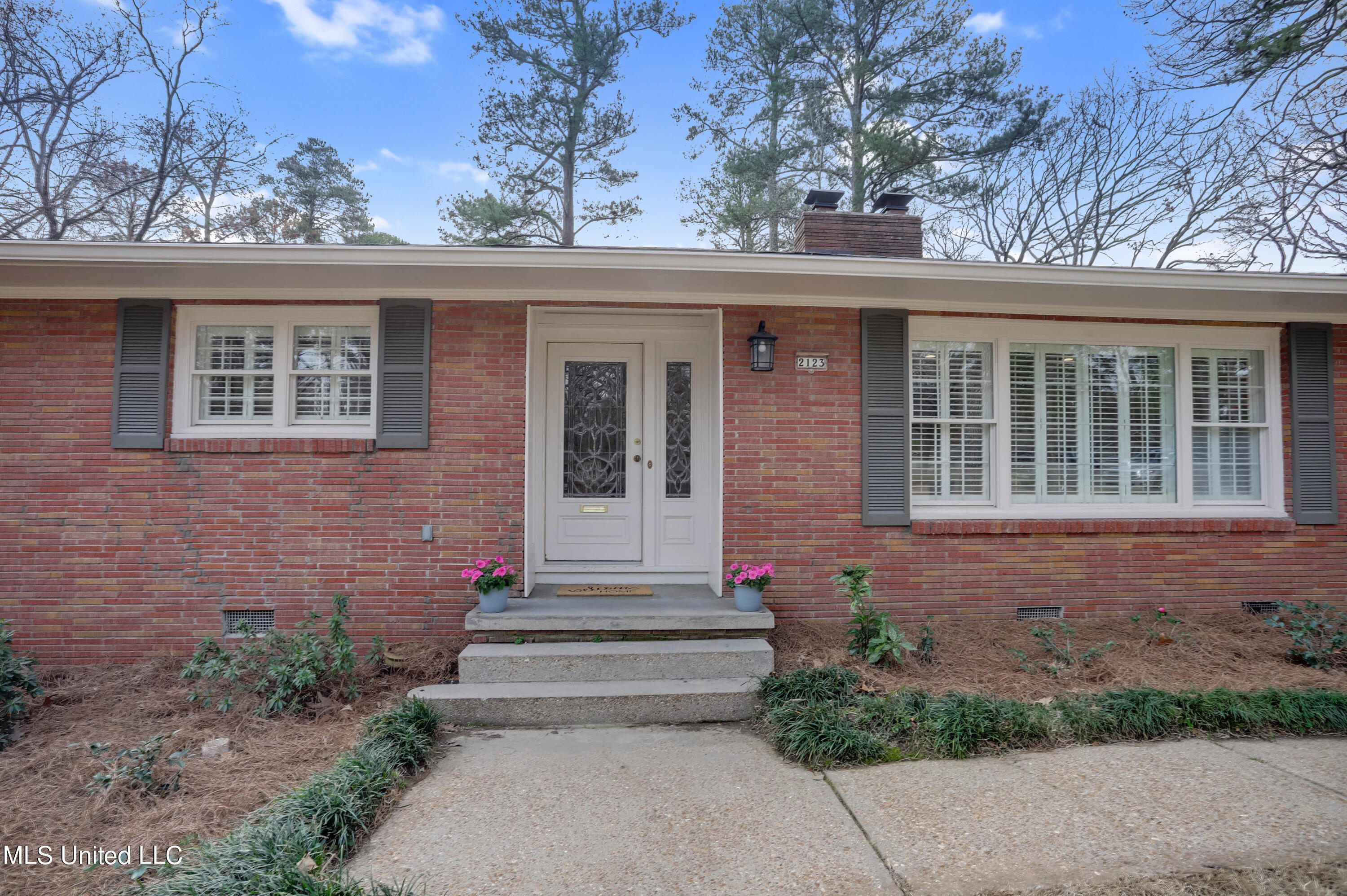 2123 Southwood Road Jackson, MS 39211 - Photo 2 of 22 2