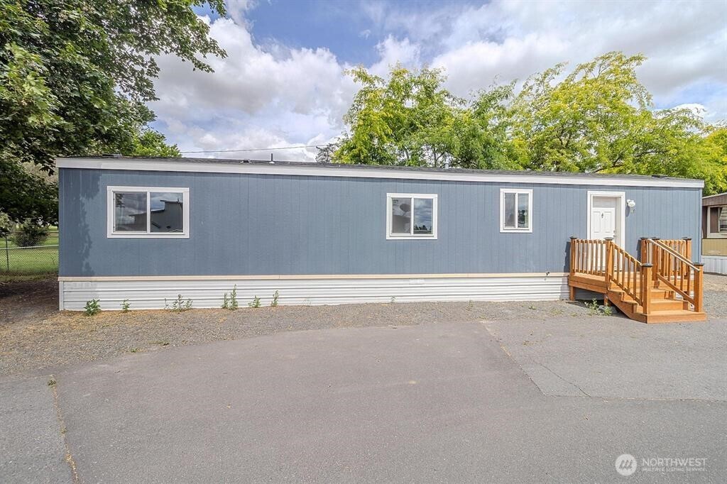 840 West 1st Street, Unit 29 Cheney, WA 99004 - Photo 18 of 20 front view of a house with a outdoor space