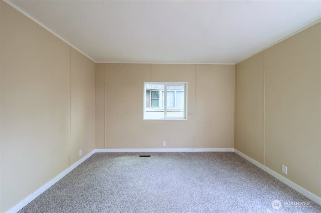 840 West 1st Street, Unit 29 Cheney, WA 99004 - Photo 5 of 20 an empty room with a window