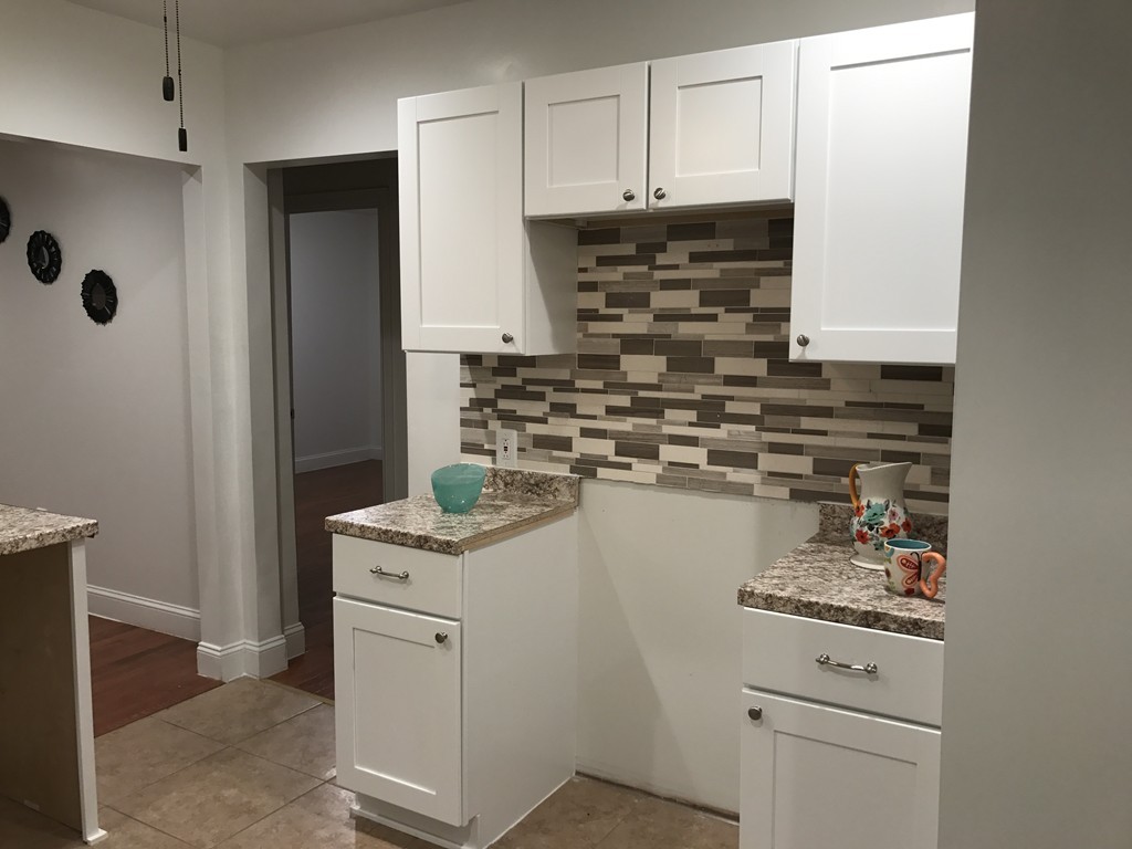 48 Thorndyke Street Springfield, MA 01118 - Photo 4 of 19 Gallery Image 4