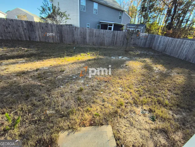 a view of a backyard