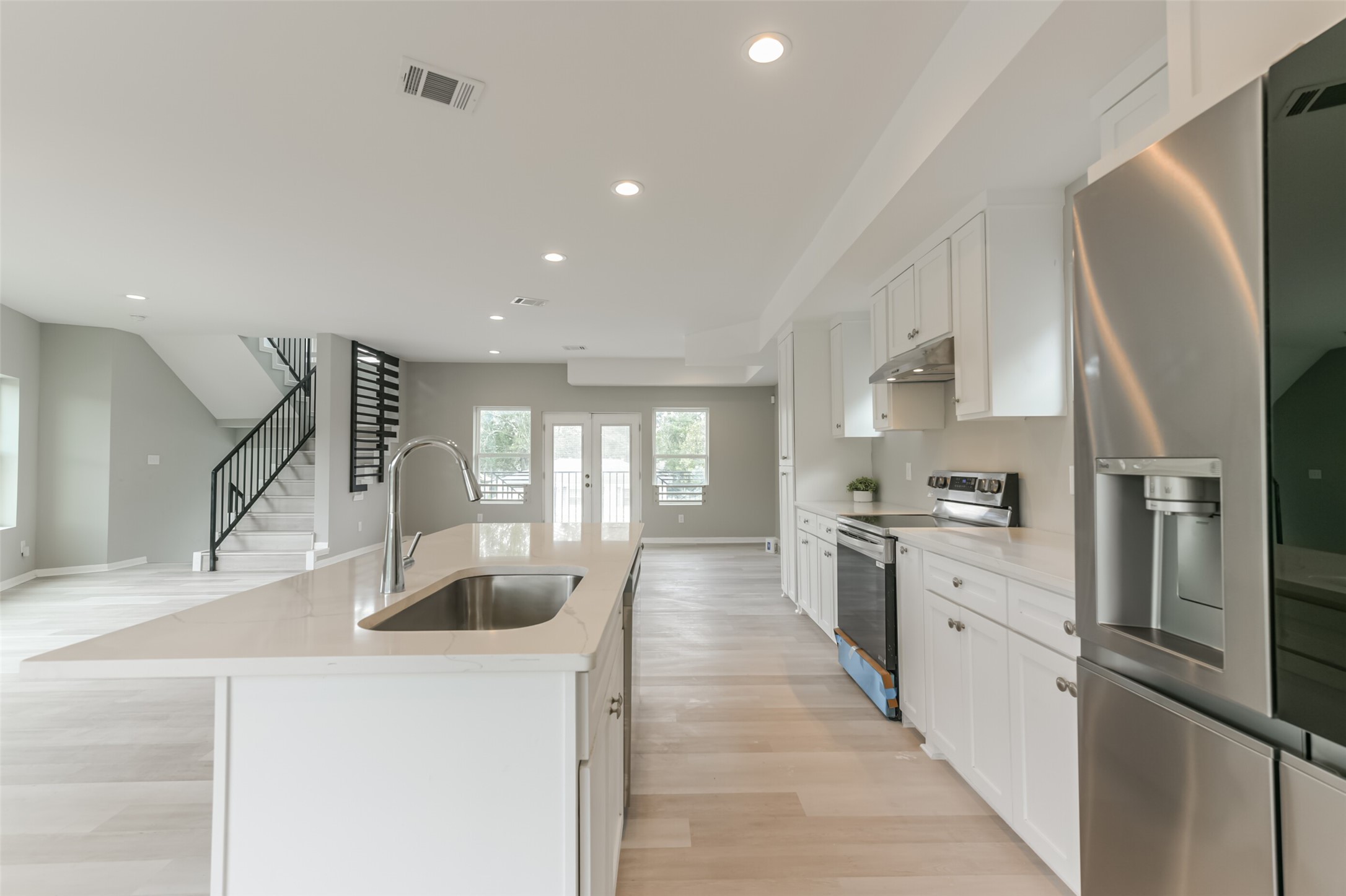 5302 Tarawa Road Houston, TX 77033 - Photo 14 of 35 New appliances in the kitchen.