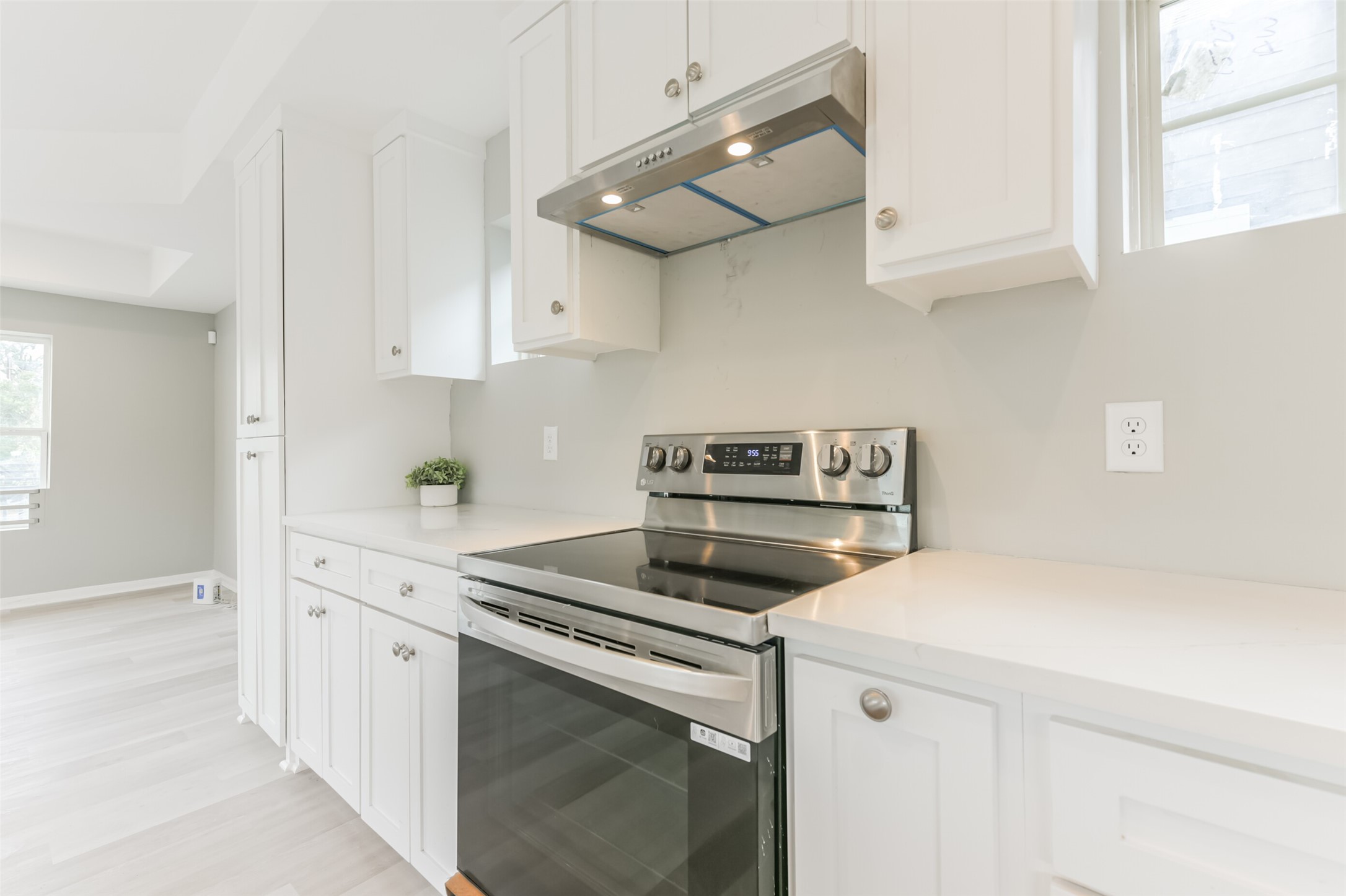 5302 Tarawa Road Houston, TX 77033 - Photo 17 of 35 New electric range.