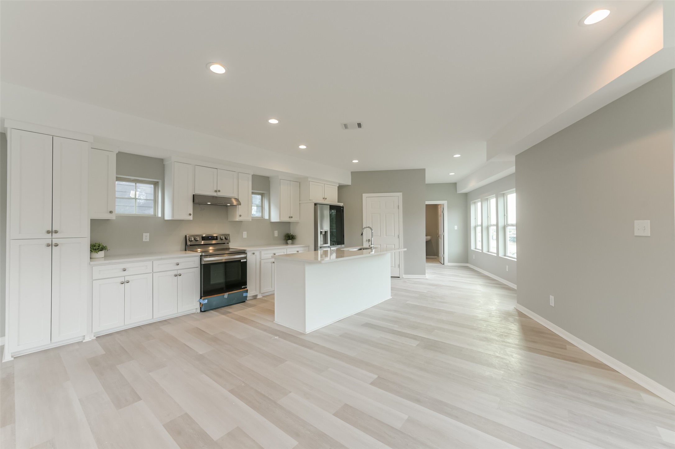 5302 Tarawa Road Houston, TX 77033 - Photo 21 of 35 Dining area off the kitchen and add barstools to the island for additional seating.