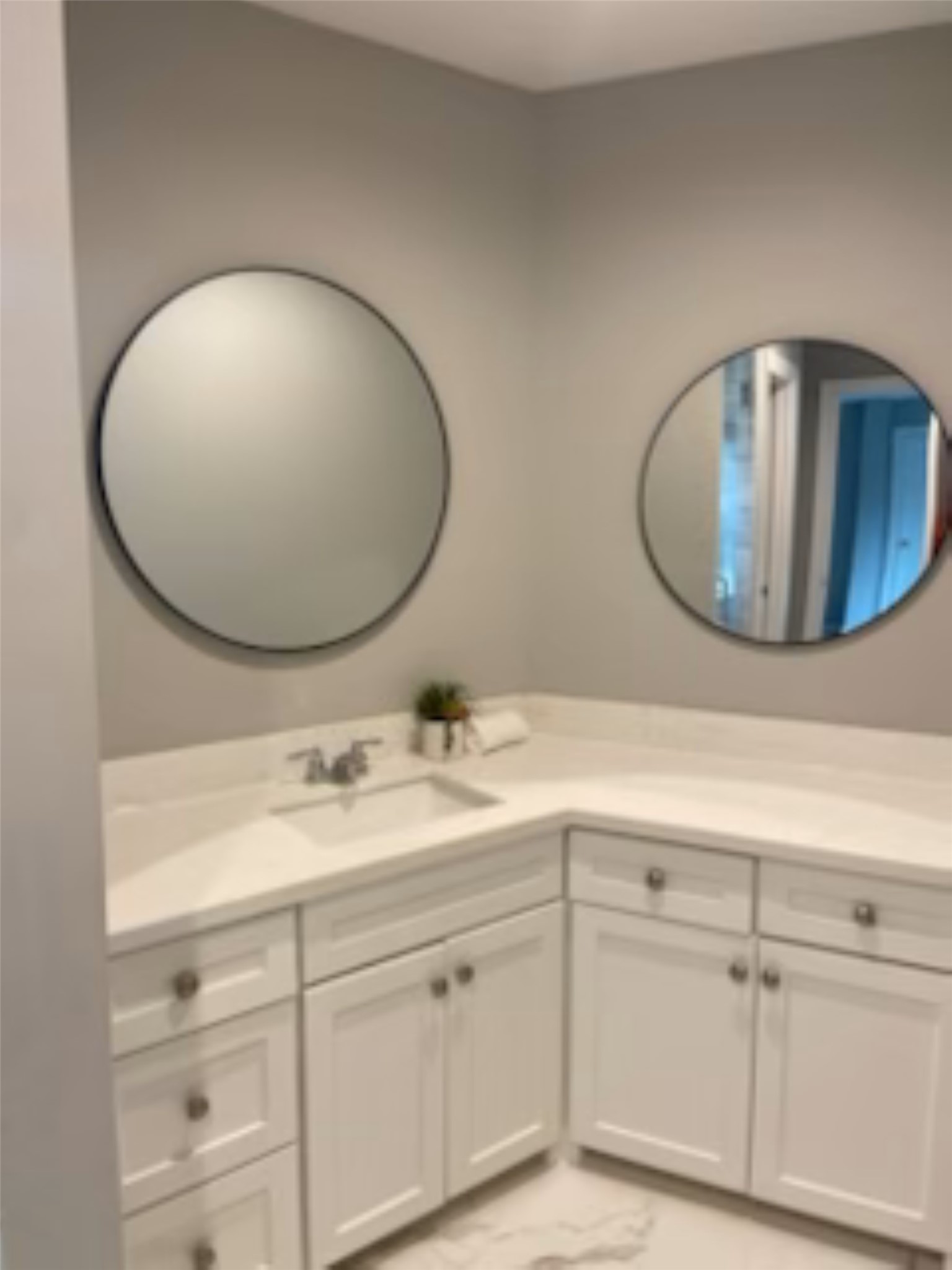 5302 Tarawa Road Houston, TX 77033 - Photo 26 of 35 Updated picture with new mirrors installed.